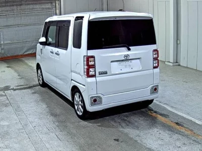 Toyota PIXIS MEGA  с аукциона в Японии