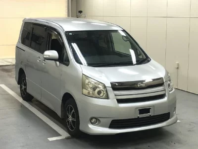 Toyota NOAH  с аукциона в Японии