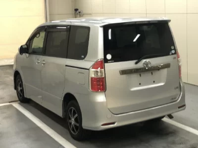 Toyota NOAH  с аукциона в Японии