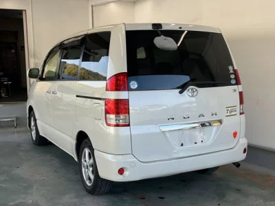 Toyota NOAH  с аукциона в Японии