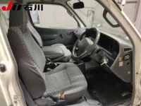 Toyota HIACE VAN лот № 7047 оценка R  с аукциона в Японии 2