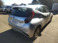 Toyota AQUA лот № 32490 оценка 3.5  с аукциона в Японии 2