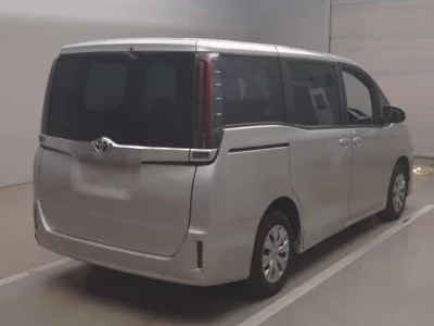 Toyota NOAH  с аукциона в Японии