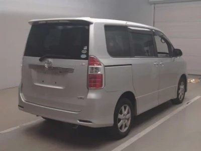 Toyota NOAH  с аукциона в Японии