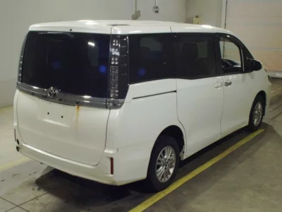 Toyota VOXY  с аукциона в Японии