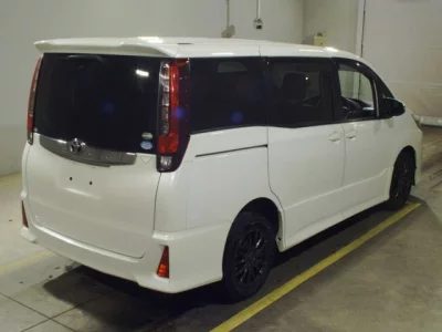 Toyota NOAH  с аукциона в Японии