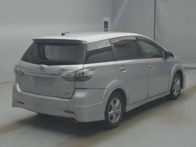 Toyota WISH  с аукциона в Японии