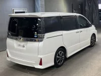 Toyota VOXY лот № 3001 оценка 4  с аукциона в Японии 4