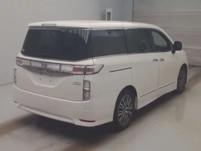Nissan ELGRAND  с аукциона в Японии