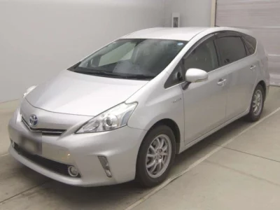 Toyota PRIUS ALPHA  с аукциона в Японии