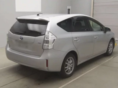 Toyota PRIUS ALPHA  с аукциона в Японии