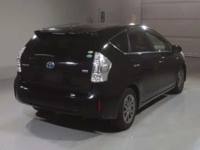 Toyota PRIUS ALPHA  с аукциона в Японии