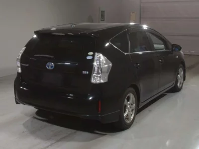 Toyota PRIUS ALPHA  с аукциона в Японии