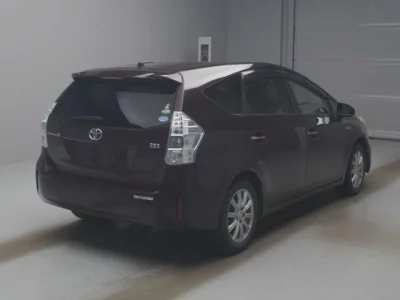 Toyota PRIUS ALPHA  с аукциона в Японии