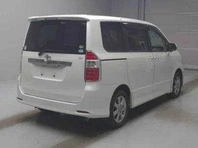 Toyota NOAH  с аукциона в Японии
