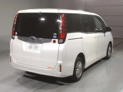 Toyota NOAH  с аукциона в Японии
