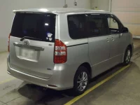 Toyota NOAH лот № 7194 оценка R  с аукциона в Японии 1