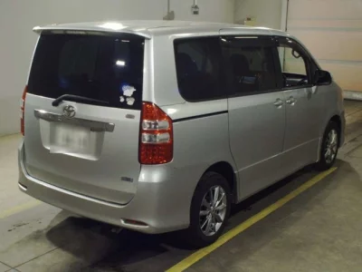 Toyota NOAH  с аукциона в Японии