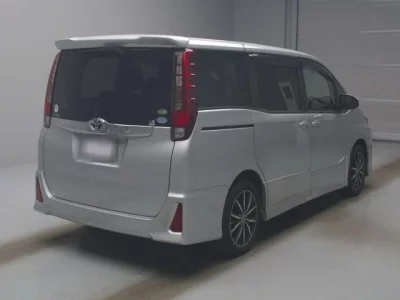 Toyota NOAH  с аукциона в Японии
