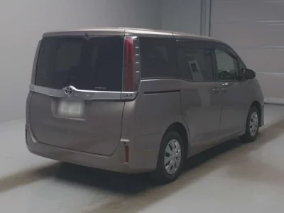 Toyota NOAH  с аукциона в Японии