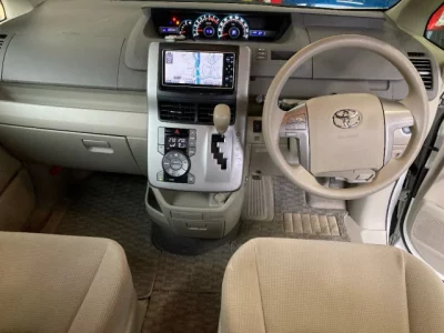 Toyota NOAH  с аукциона в Японии