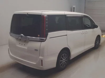 Toyota NOAH  с аукциона в Японии