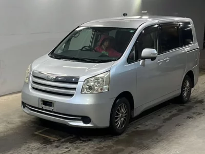 Toyota NOAH  с аукциона в Японии