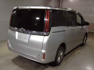 Toyota NOAH  с аукциона в Японии