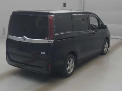 Toyota NOAH  с аукциона в Японии