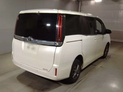 Toyota NOAH  с аукциона в Японии