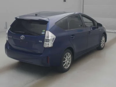 Toyota PRIUS ALPHA  с аукциона в Японии
