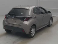 Toyota YARIS лот № 70099 оценка 3.5  с аукциона в Японии 1