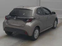 Toyota YARIS лот № 70105 оценка 3.5  с аукциона в Японии 1