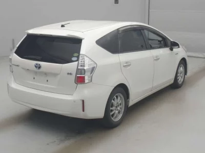 Toyota PRIUS ALPHA  с аукциона в Японии