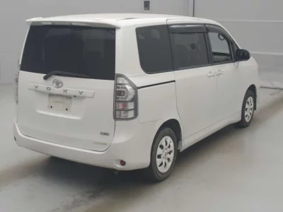 Toyota VOXY  с аукциона в Японии