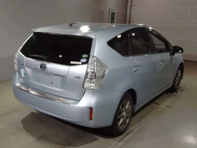 Toyota PRIUS ALPHA  с аукциона в Японии
