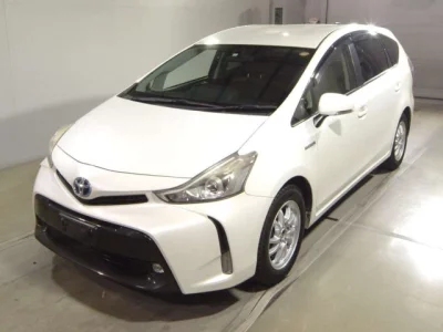 Toyota PRIUS ALPHA  с аукциона в Японии