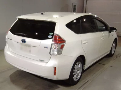 Toyota PRIUS ALPHA  с аукциона в Японии