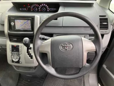Toyota VOXY  с аукциона в Японии