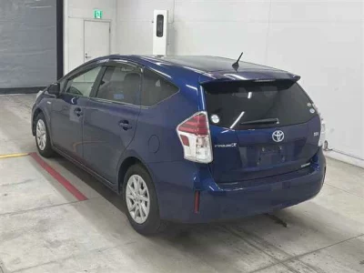 Toyota PRIUS ALPHA  с аукциона в Японии
