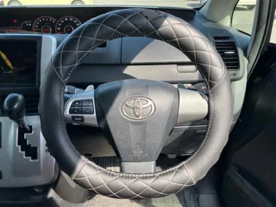Toyota NOAH  с аукциона в Японии