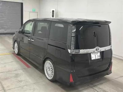 Toyota VOXY  с аукциона в Японии