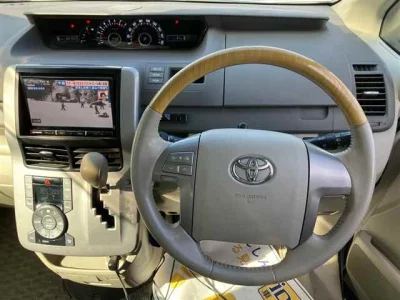 Toyota NOAH  с аукциона в Японии