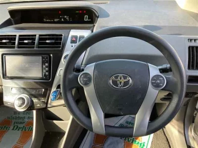 Toyota PRIUS ALPHA  с аукциона в Японии