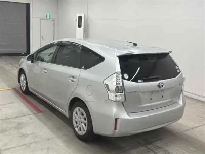 Toyota PRIUS ALPHA  с аукциона в Японии