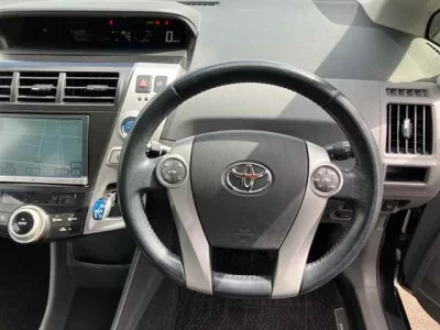 Toyota PRIUS ALPHA  с аукциона в Японии