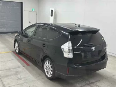 Toyota PRIUS ALPHA  с аукциона в Японии