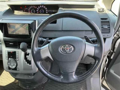 Toyota VOXY  с аукциона в Японии