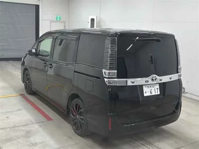 Toyota VOXY  с аукциона в Японии
