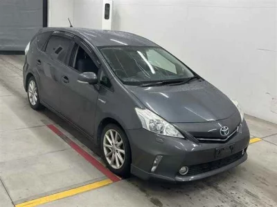 Toyota PRIUS ALPHA  с аукциона в Японии